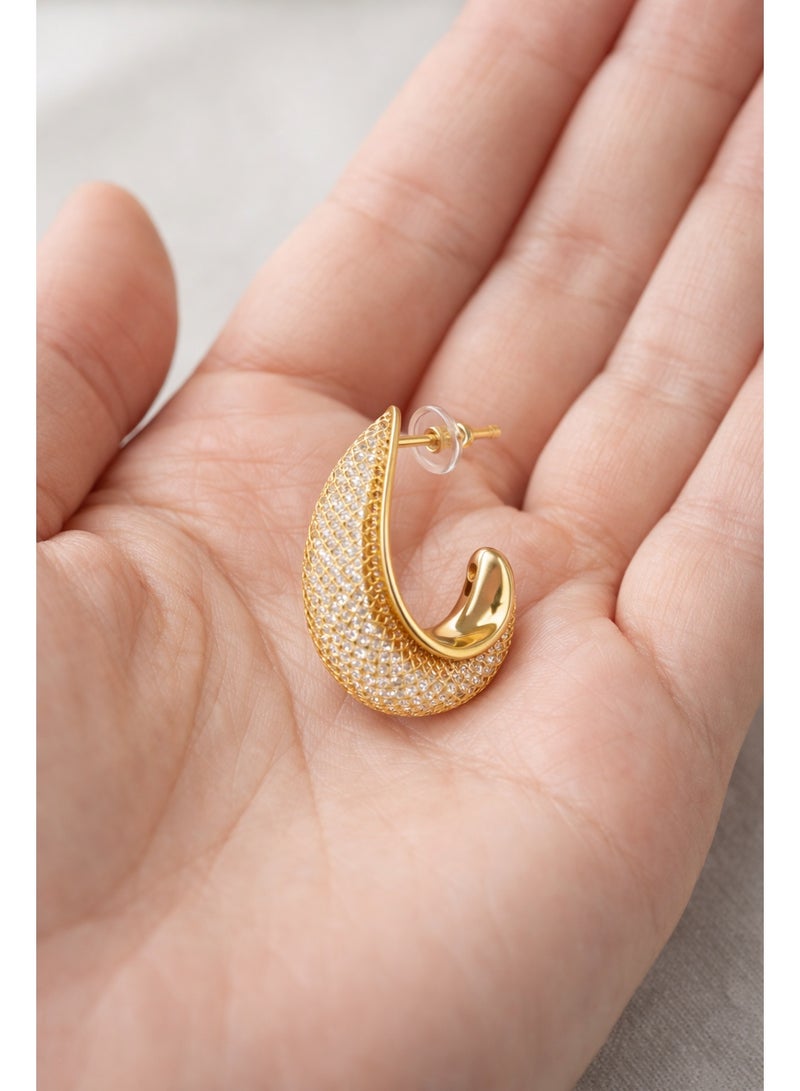 ثري دايموندز حلق حريمي نصف دائري مطلي دهب بفصوص لامعة، تصميم فاخر وكبير يبرز جمال الإطلالة - Image 4